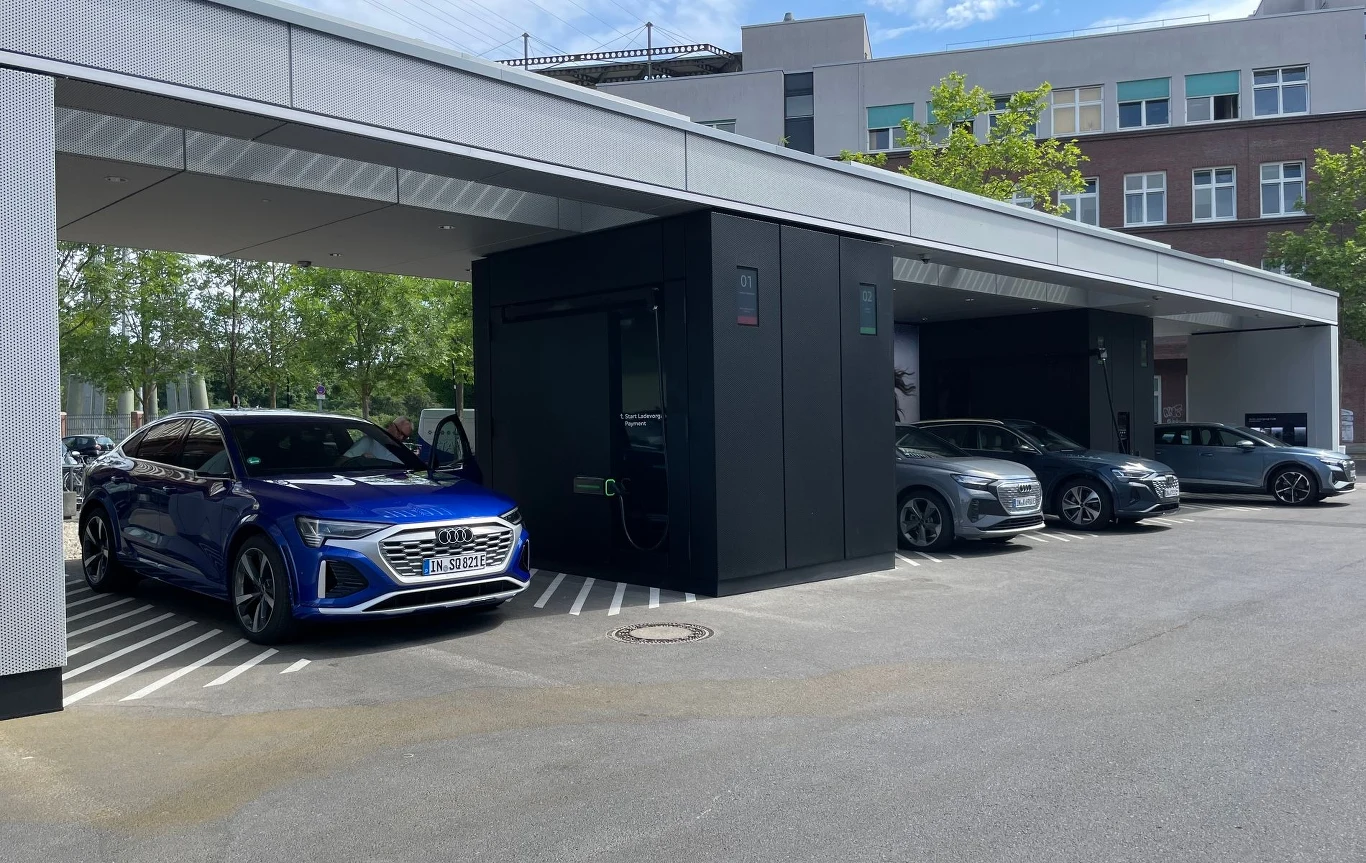 Audi Charging Hub w Berlinie może ładować jednocześnie nawet cztery samochody. Łączna moc ładowarek to 320 kW