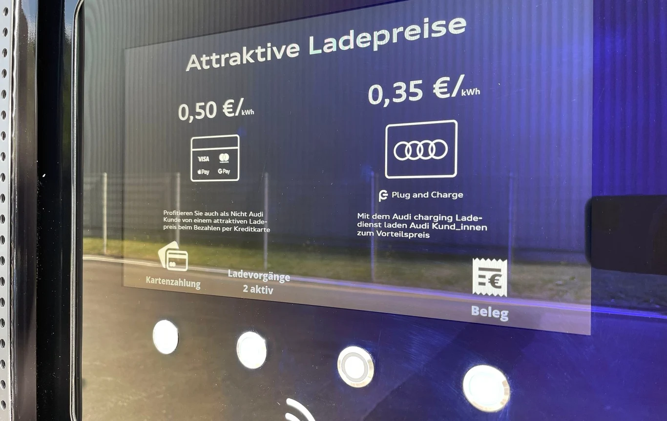 Ładowanie w Audi Charging Hubie kosztuje zaledwie 0,50 euro za 1 kWh da klientów marki. Pozostali mogą ładować za niewiele wyższą stawkę - 0,50 euro za 1 kWh