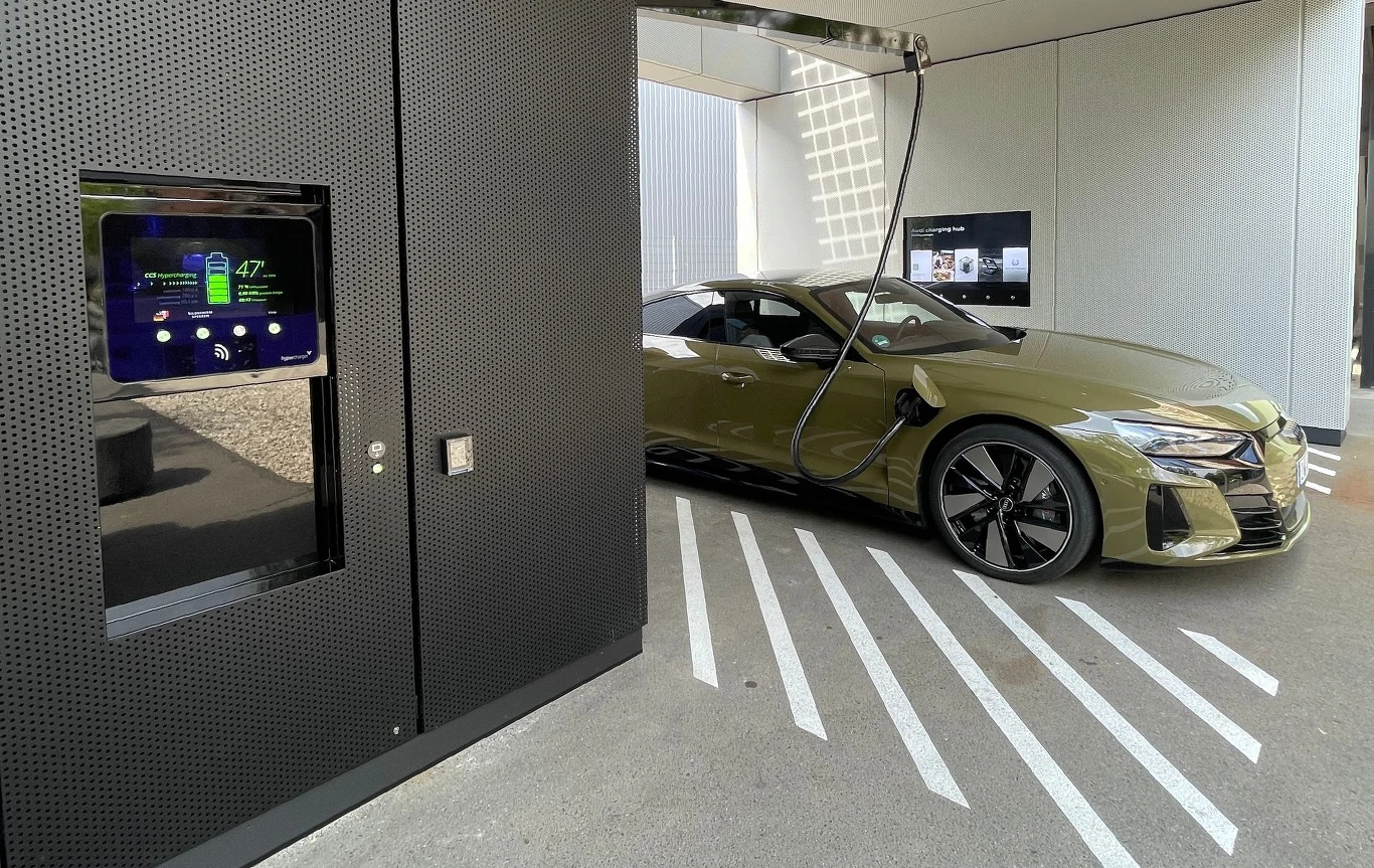 Korzystanie z ładowarek w Audi Charging Hubie jest bardzo proste. Można płacić kartą partnerską e-tron, kartą kredytową lub przy pomocy smartfona