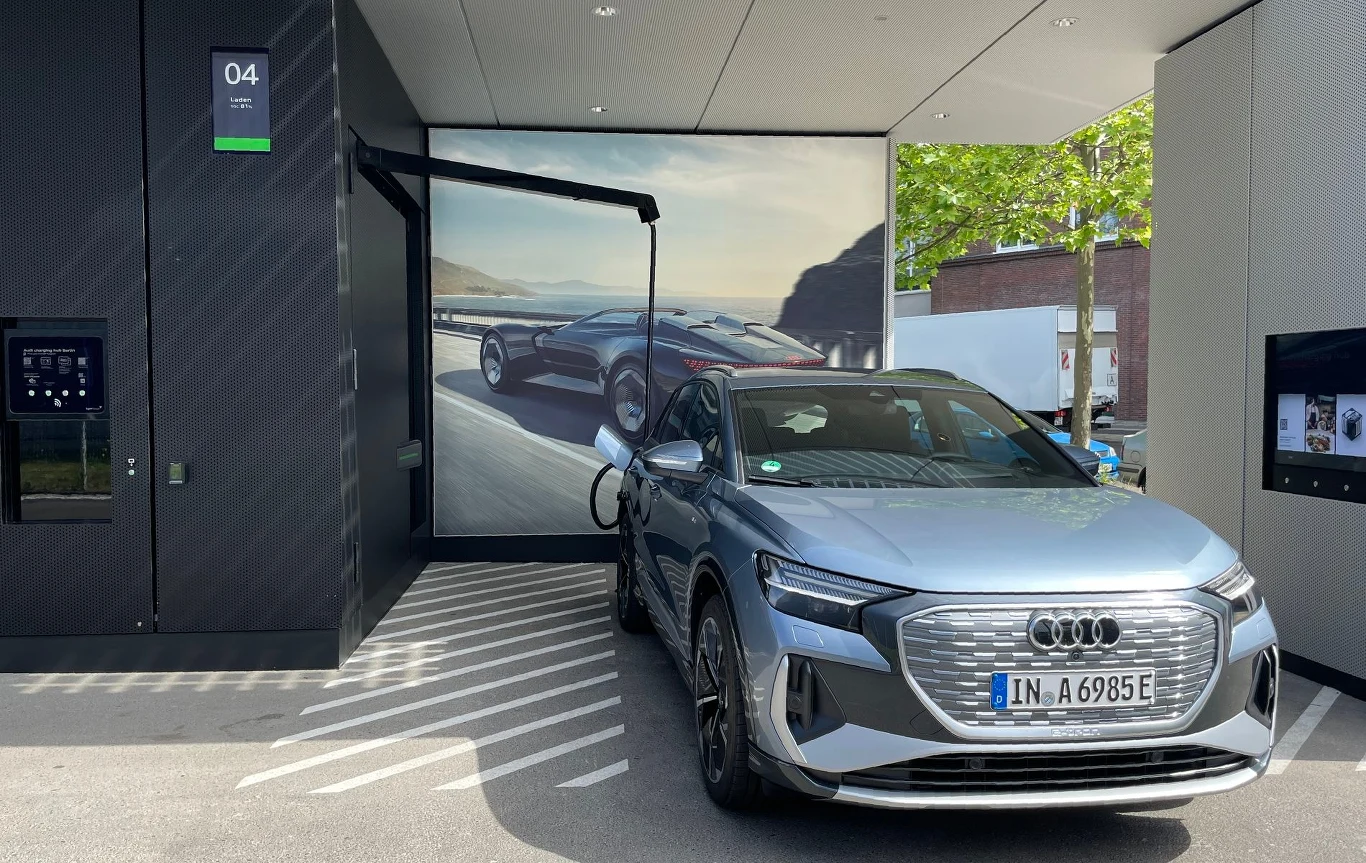 Długi kabel na specjalnym ramieniu pozwala bezproblemowo ładować samochód bez względu na umiejscowienie portu CCS