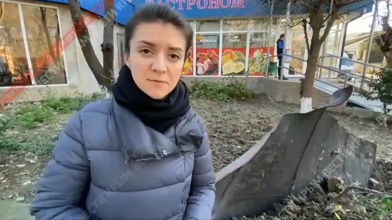 Szczątki rosyjskiego okrętu Nowoczerkask rozrzucone po całym mieście Feodozja Szczątki rosyjskiego okrętu Nowoczerkask rozrzucone po całym mieście Feodozja