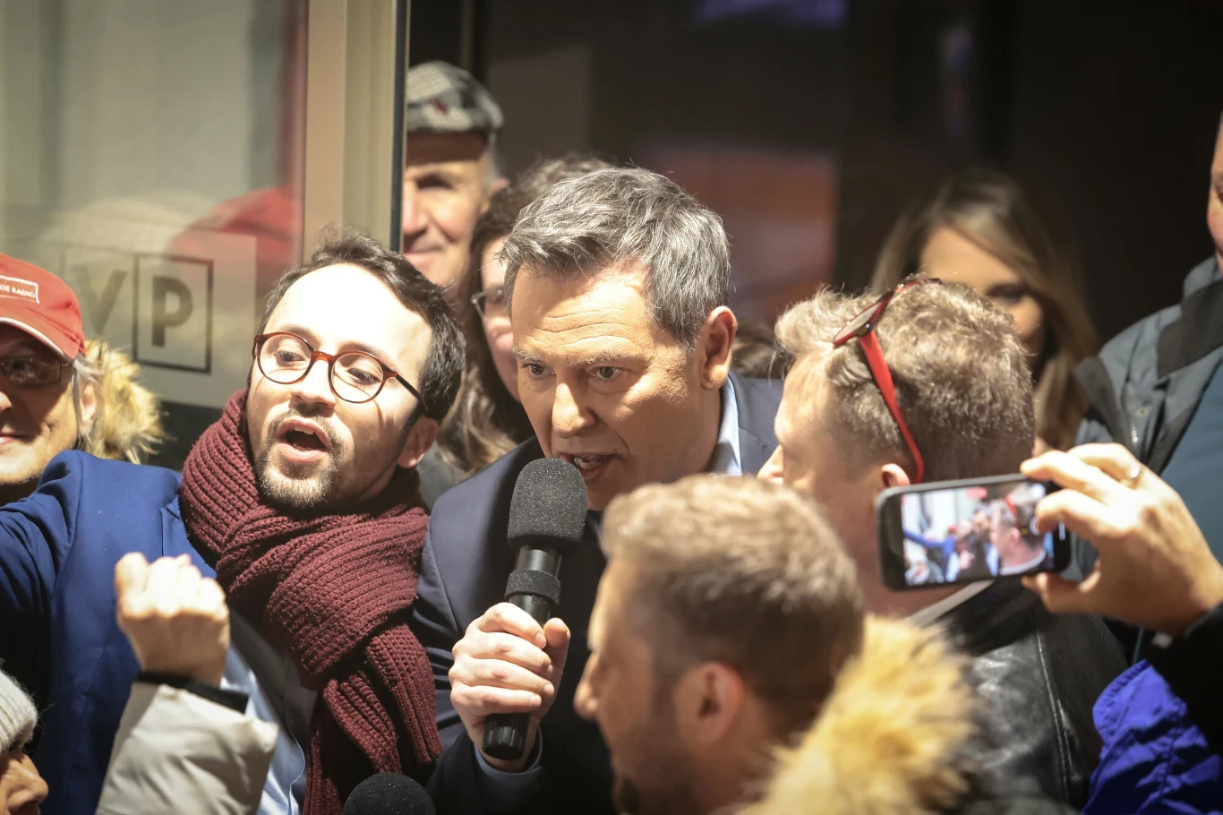Protest przed TVP. Na zdjęciu Michał Adamczyk (w środku), po lewej Samuel Periera Protest przed TVP. Na zdjęciu Michał Adamczyk (w środku), po lewej Samuel Periera
