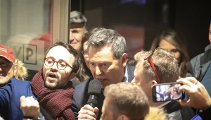 Protest przed TVP. Na zdjęciu Michał Adamczyk (w środku), po lewej Samuel Periera 