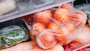 Czego lepiej nie mrozić? Niektóre produkty z listy mogą zaskoczyć