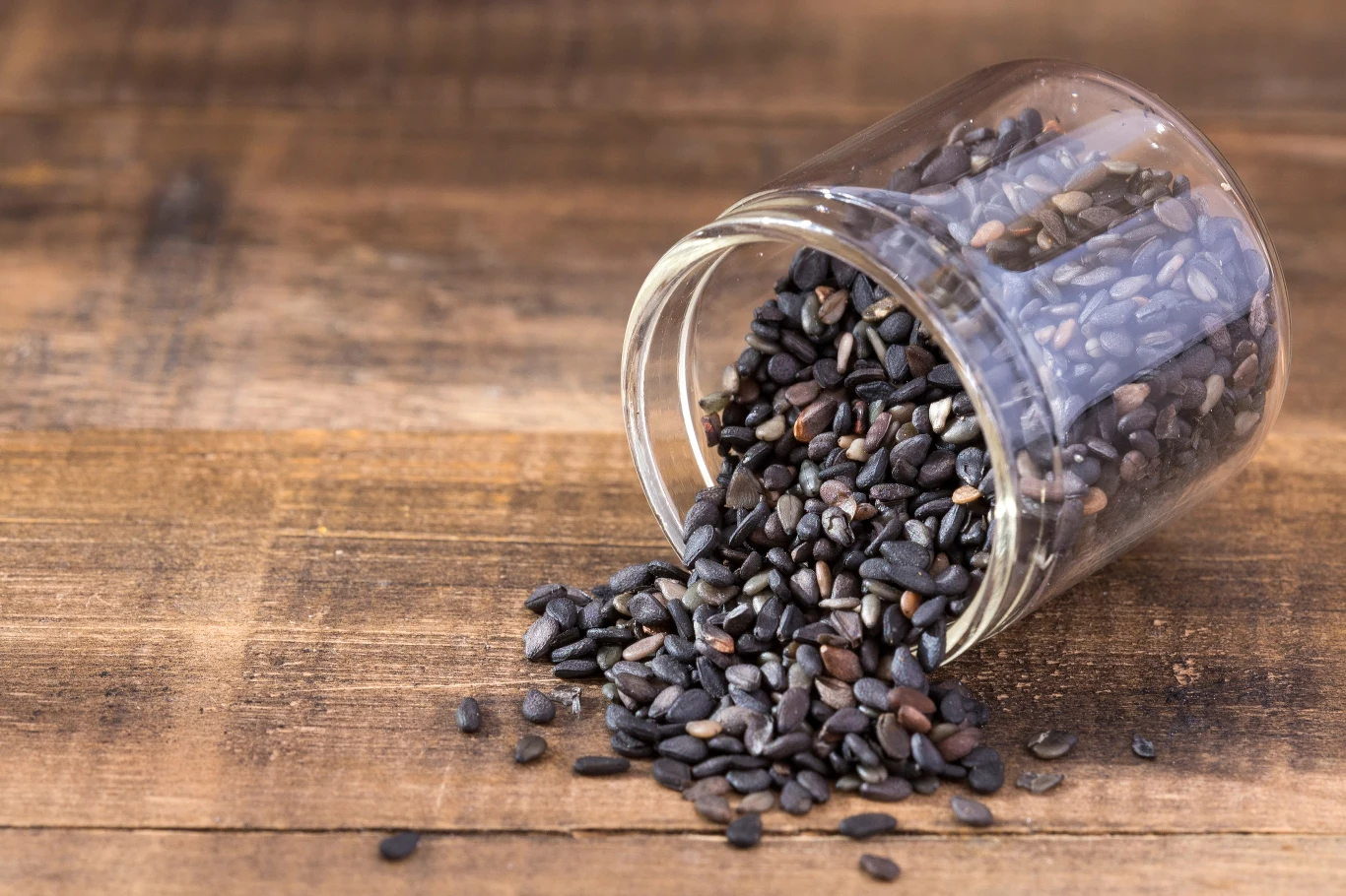 Czarny sezam można dodać do kanapki z twarożkiem, owsianki, sałatki, zupy krem czy domowego pieczywa.