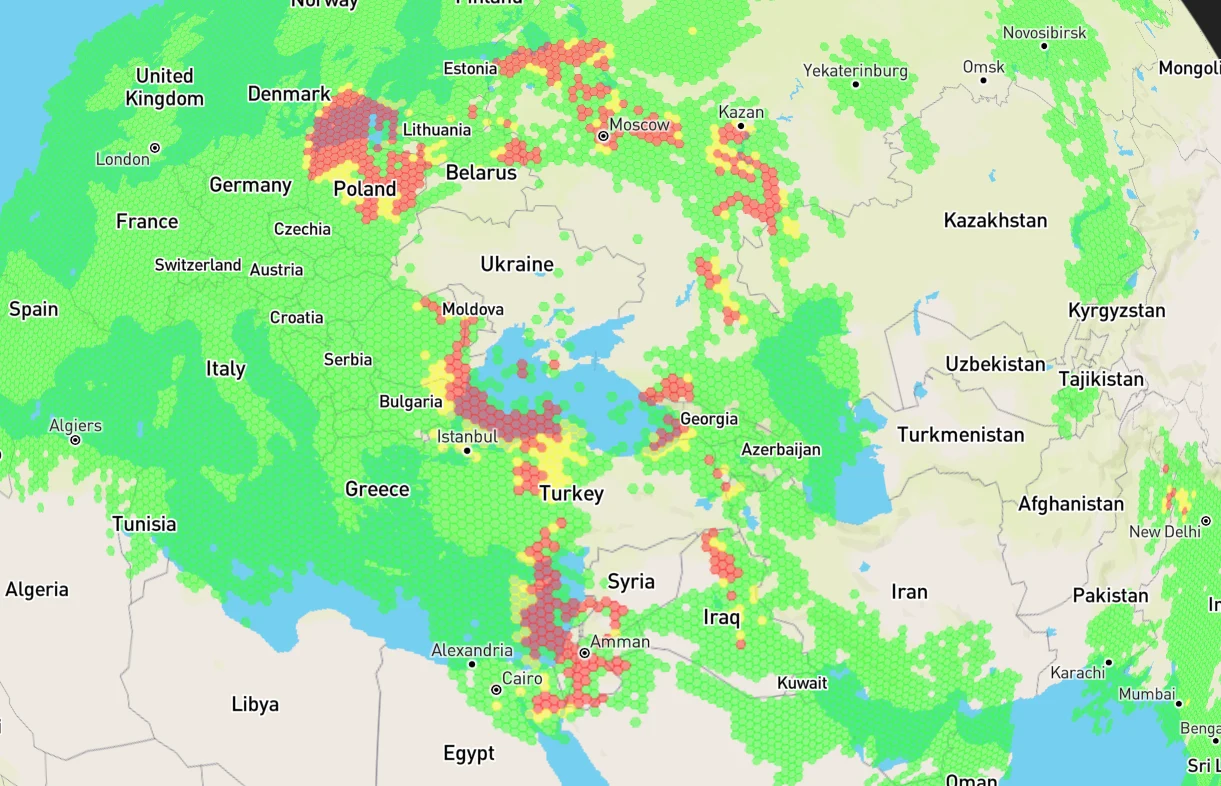 Kolorowa mapa Europy i Bliskiego Wschodu z zaznaczonymi strefami zakłóceń GPS w odcieniach zieleni, żółci i czerwieni.