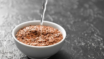 ​Pijesz siemię lniane przed czy po śniadaniu? Dietetycy zdradzają najlepszą porę