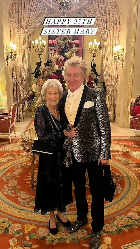 Świąteczny czas w rodzinie Stewartów - tak prezentował się muzyk na urodzinach 95-letniej siostry Mary