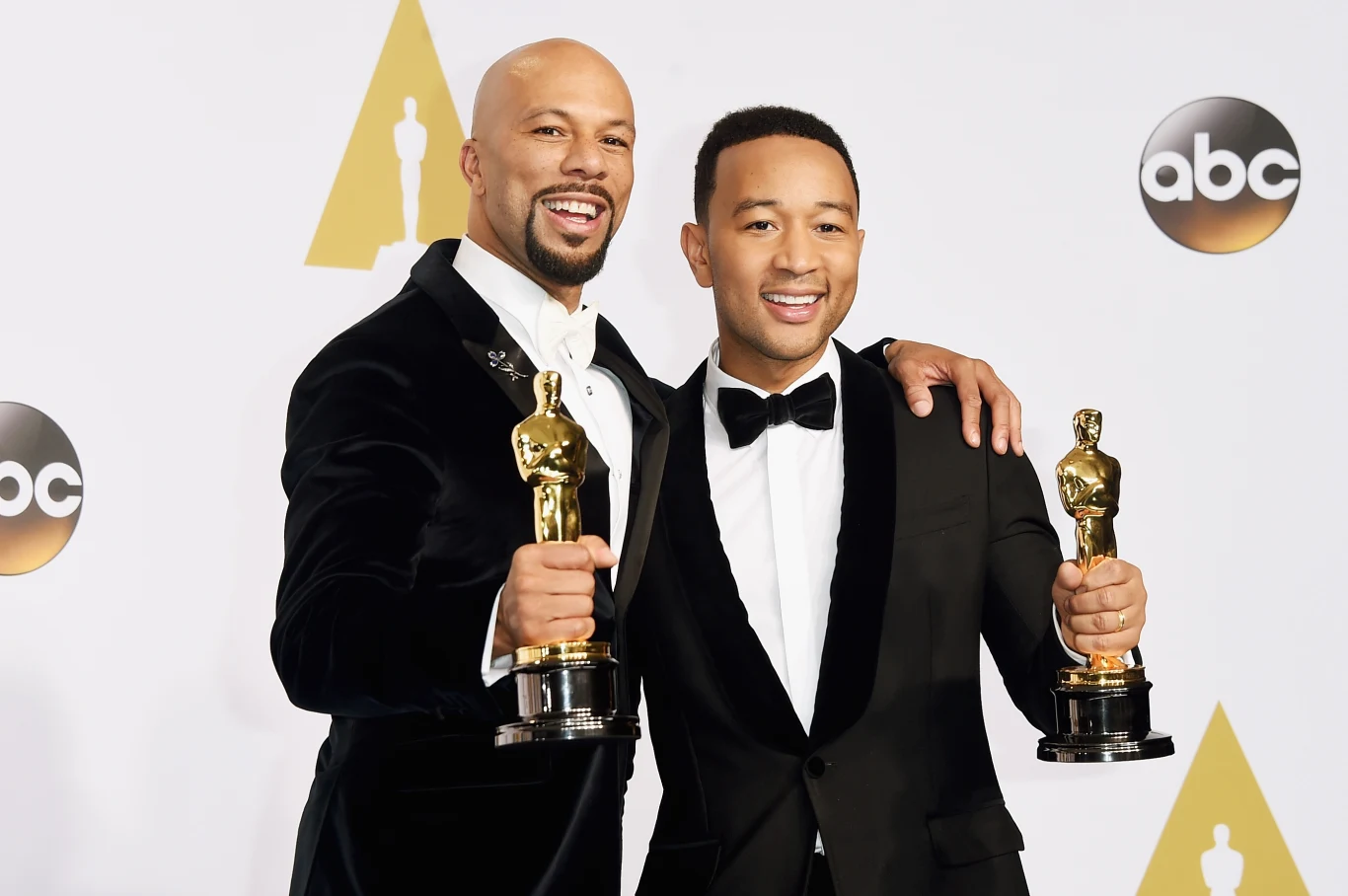 John Legend i Common świętujący zdobycie Oscarów w 2015 roku za piosenkę "Glory" z filmu "Selma"
