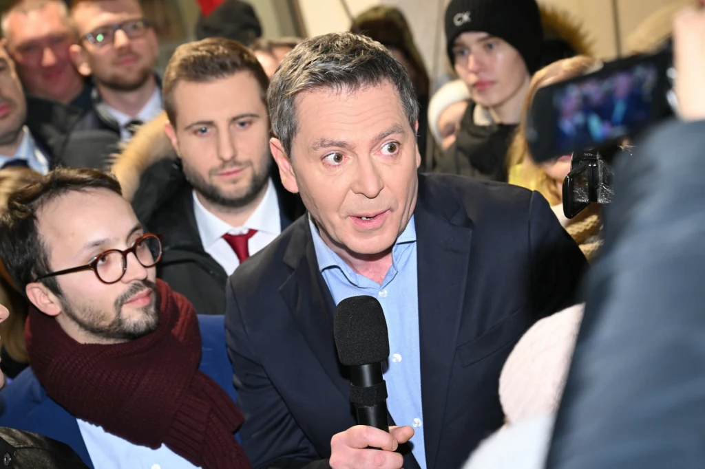 Michał Adamczyk oraz inni pracownicy stacji podczas protestu przed siedzibą TVP 