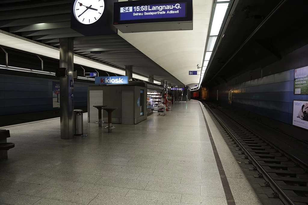 Wien Haupbahnhof. Punkty usługowe na peronach