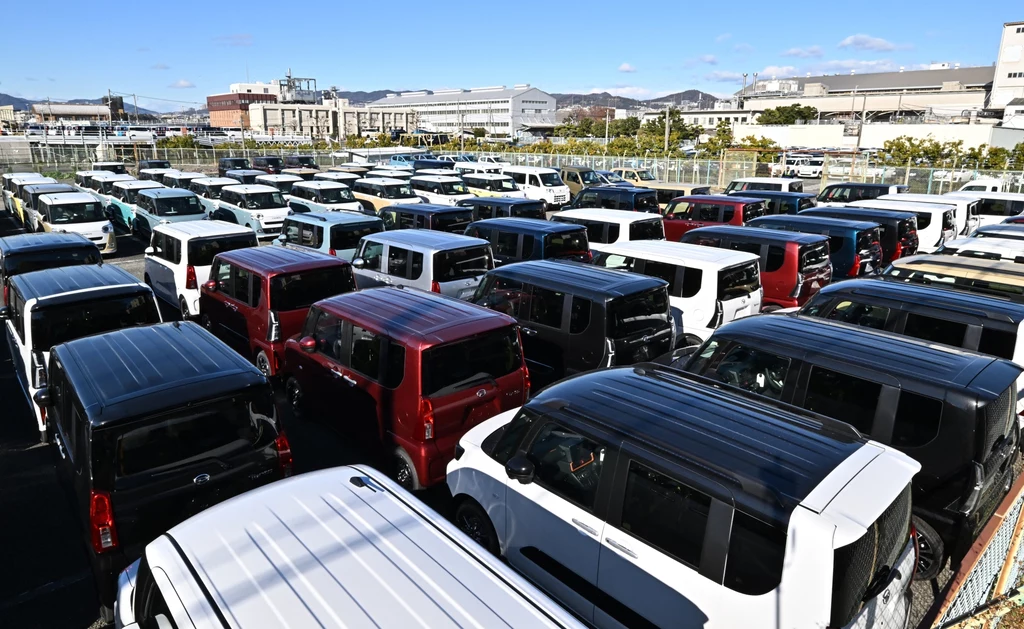 Daihatsu ogłosiło całkowite wstrzymanie produkcji w Japonii. W siedzibie firmy odbywa się ministerialna kontrola