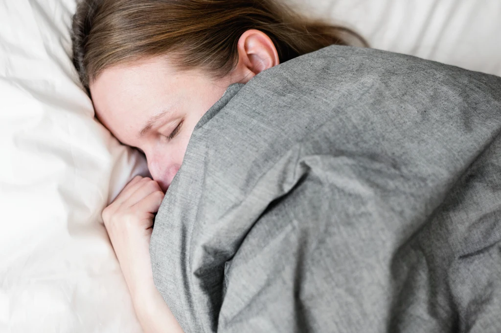 Intensywny świąd, który nasila się po rozgrzaniu powierzchni skóry, np. po przykryciu się kołdrą, może być objawem świerzbu 