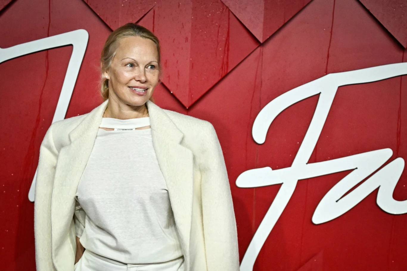 Pamela Anderson regularnie pojawia się bez makijażu Pamela Anderson regularnie pojawia się bez makijażu