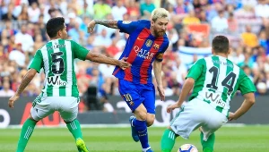 Riza Durmisi w pojedynku z Leo Messim