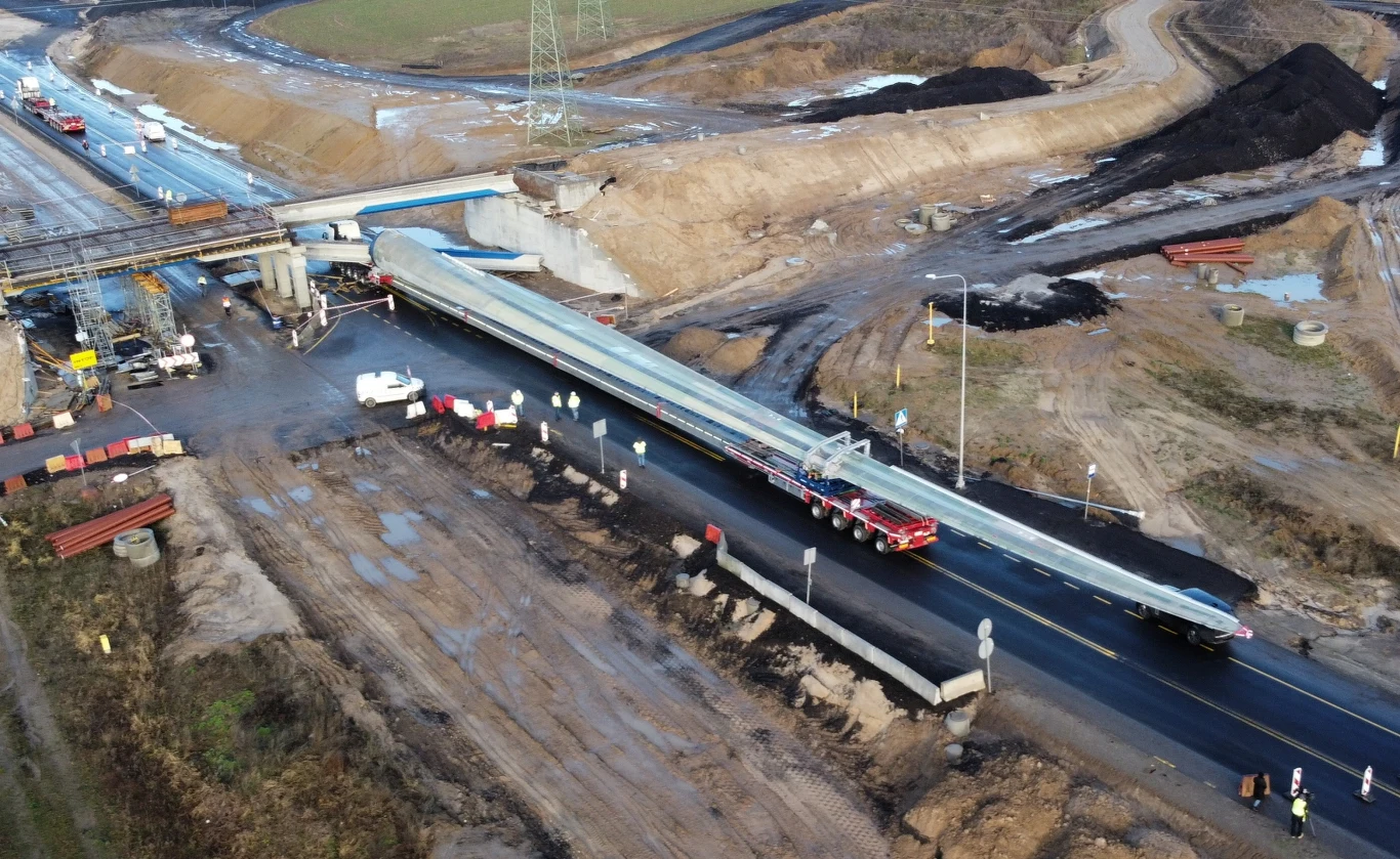 Do zdarzenia doszło na budowanej drodze S3 pod Wolinem. W wyniku uderzenia śmigłem w budowany wiadukt uległ on zawaleniu Do zdarzenia doszło na budowanej drodze S3 pod Wolinem. W wyniku uderzenia śmigłem w budowany wiadukt uległ on zawaleniu