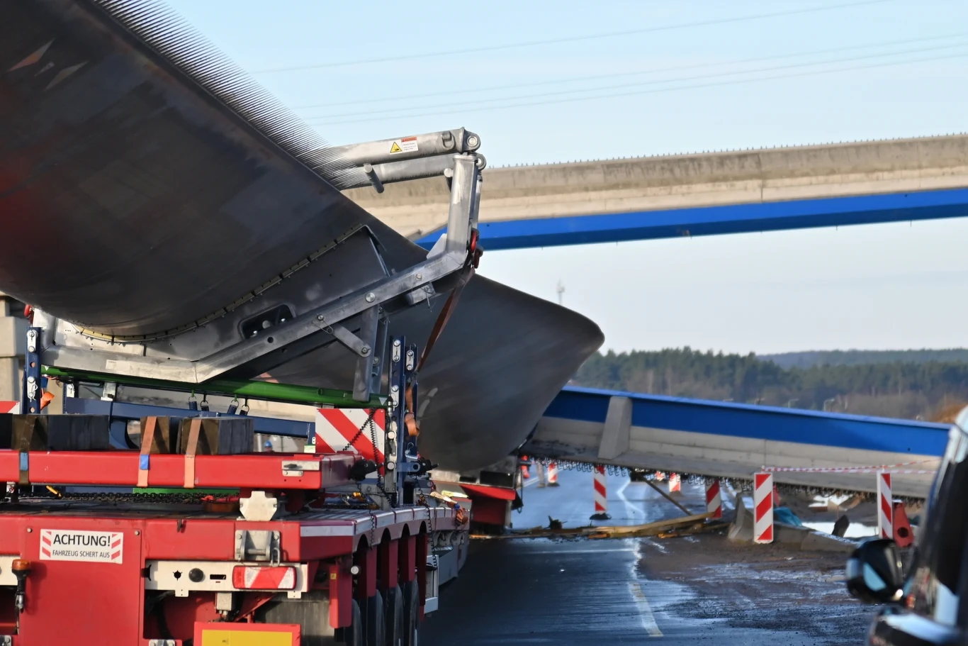 Do zdarzenia doszło na budowanej drodze S3 pod Wolinem. W wyniku uderzenia śmigłem w budowany wiadukt uległ on zawaleniu Do zdarzenia doszło na budowanej drodze S3 pod Wolinem. W wyniku uderzenia śmigłem w budowany wiadukt uległ on zawaleniu