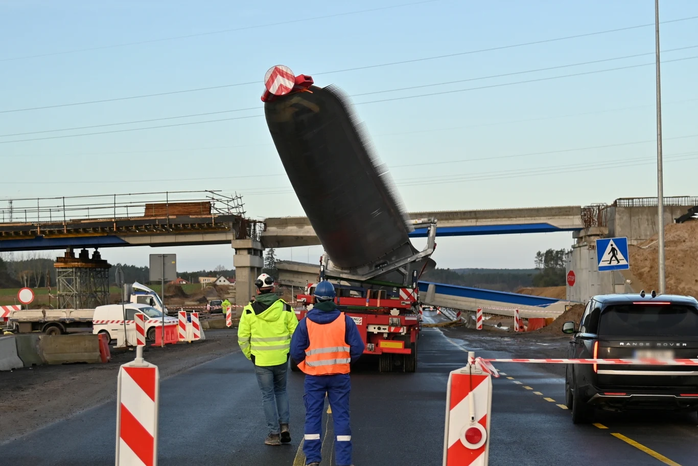 Do zdarzenia doszło na budowanej drodze S3 pod Wolinem. W wyniku uderzenia śmigłem w budowany wiadukt uległ on zawaleniu Do zdarzenia doszło na budowanej drodze S3 pod Wolinem. W wyniku uderzenia śmigłem w budowany wiadukt uległ on zawaleniu