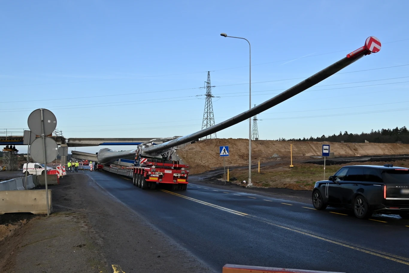 Do zdarzenia doszło na budowanej drodze S3 pod Wolinem. W wyniku uderzenia śmigłem w budowany wiadukt uległ on zawaleniu Do zdarzenia doszło na budowanej drodze S3 pod Wolinem. W wyniku uderzenia śmigłem w budowany wiadukt uległ on zawaleniu