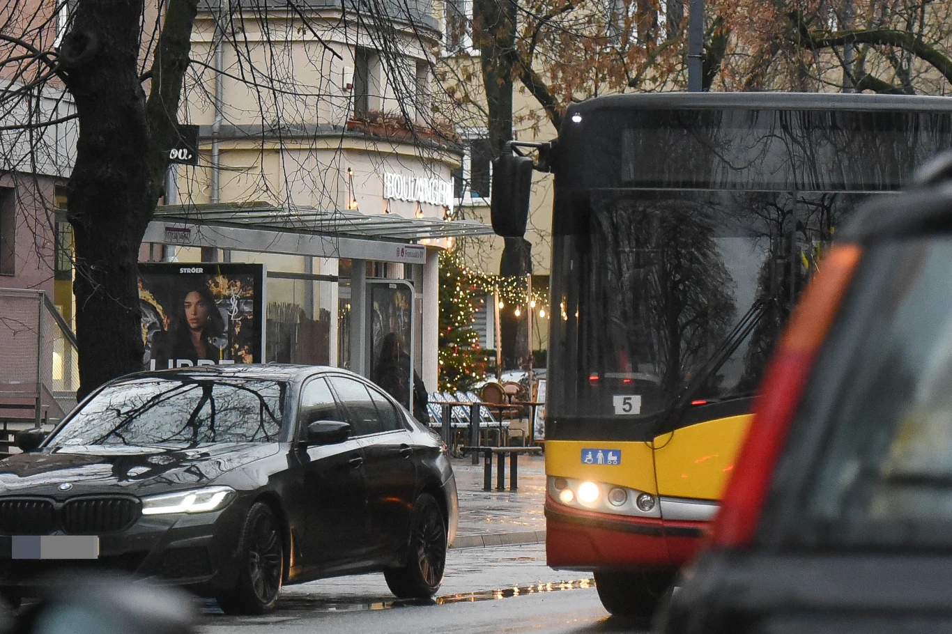 Samochód dziennikarki mógł znacząco utrudniać przejazd autobusom komunikacji miejskiej