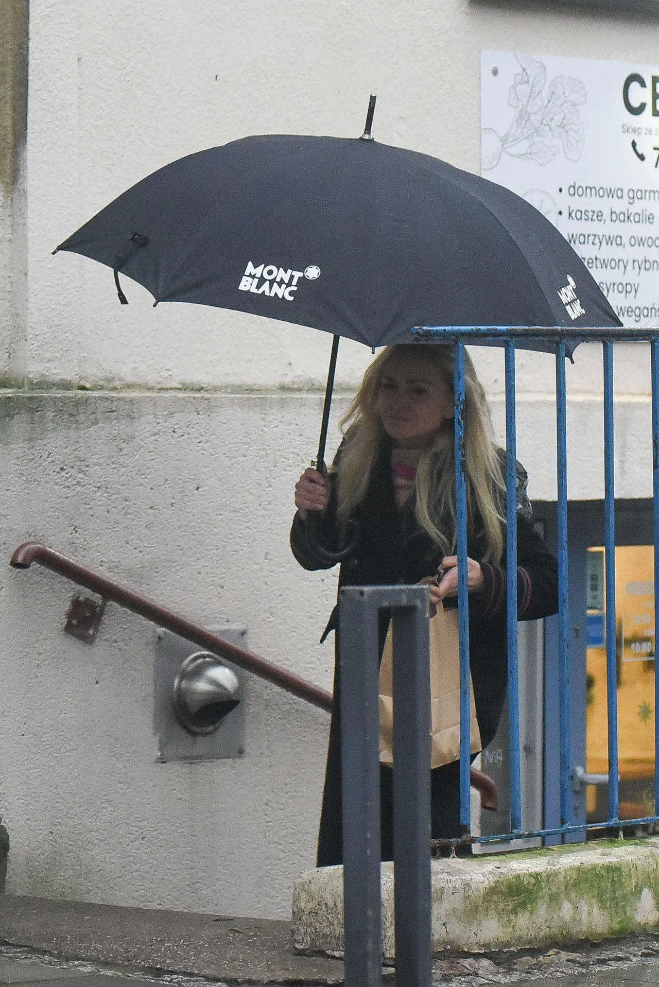 Monika Olejnik wyszła zaopatrzona w papierową torbę pełną smakowitości