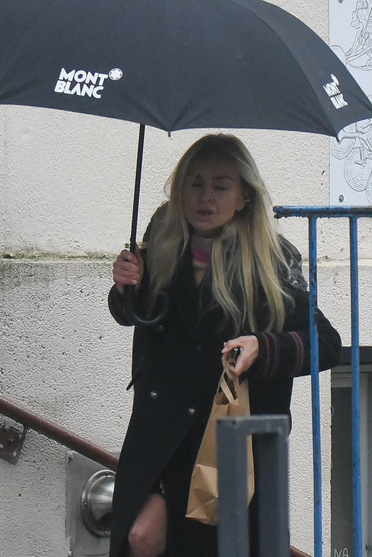 Dziennikarka sprawiała wrażenie nieco zmęczonej