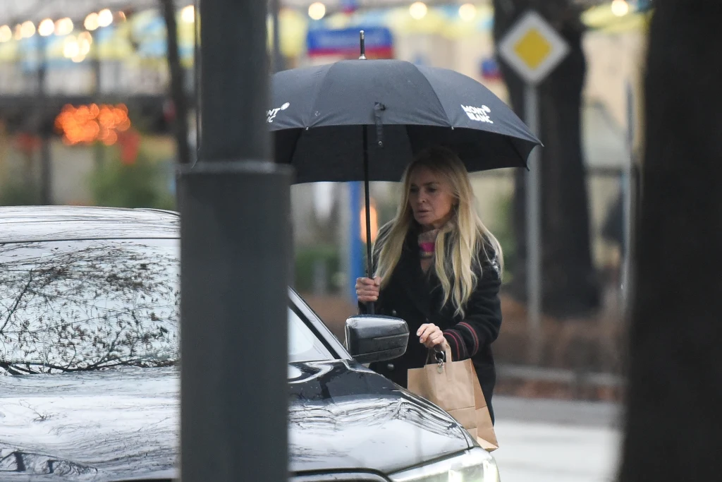 Monika Olejnik wsiadła do zaparkowanego na przystanku BMW