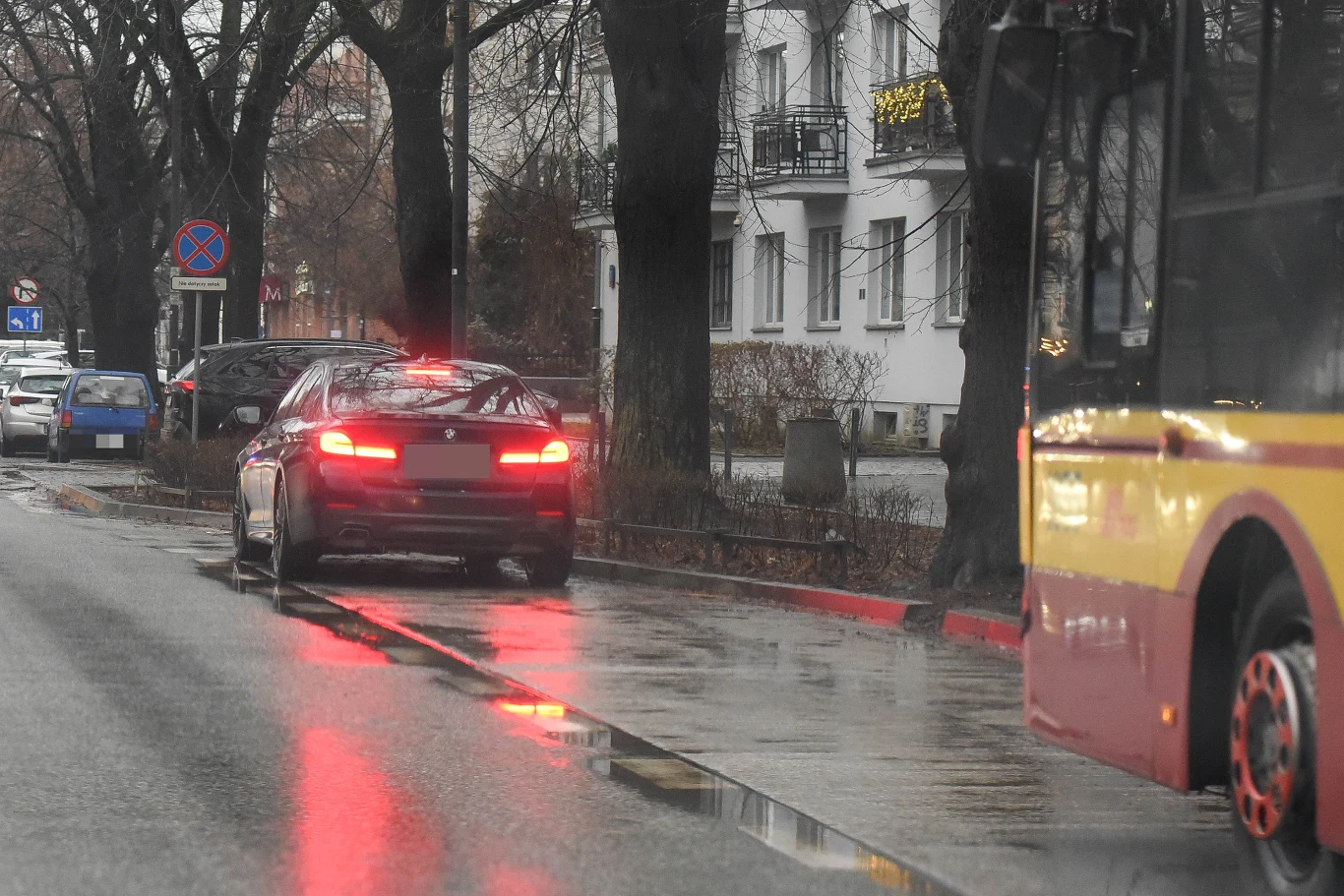 Monika Olejnik, jak gdyby nigdy nic zaparkowała na przystanku autobusowym