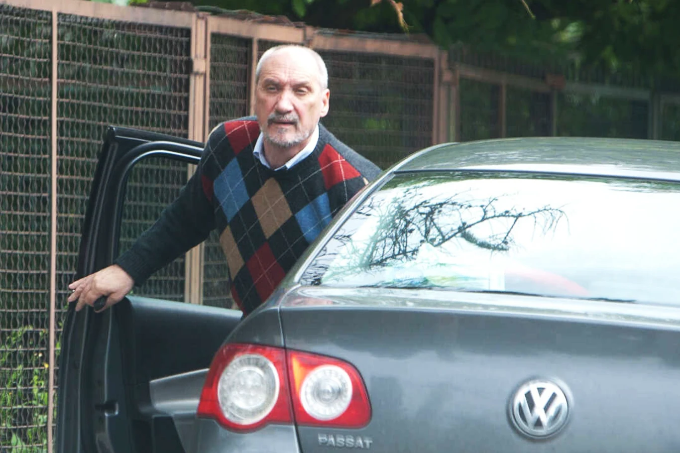 Antoni Macierewicz wrócił do kierowania prywatnym autem. Popełnił już poważne wykroczenia Antoni Macierewicz wrócił do kierowania prywatnym autem. Popełnił już poważne wykroczenia