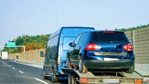 40 Opli i 28 BMW na godzinę. Polacy rzucili się po używane auta