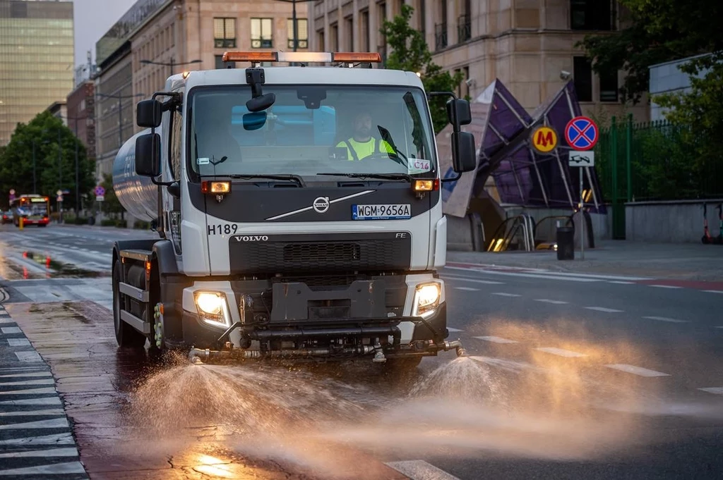 Do zmywania warszawskich ulic używana jest zużyta woda z miejskich basenów / fot. Zarząd Oczyszczania Miasta Warszawa