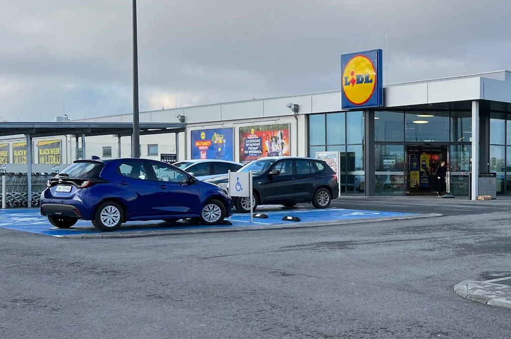 Nie każdy kierowca parkujący przy Lidlu musi pobierać darmowy bilet