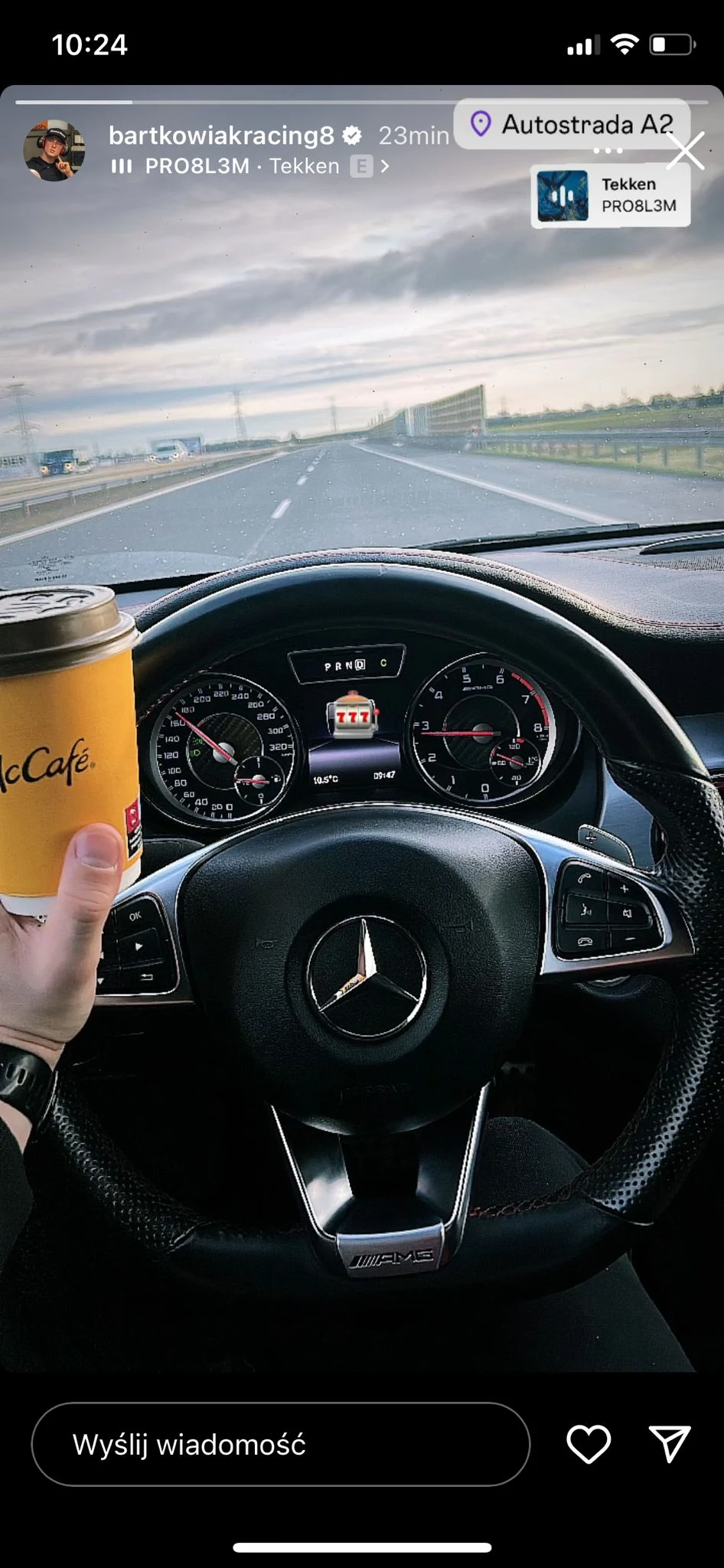 Mateusz Bartkowiak pędzący samochodem Mateusz Bartkowiak pędzący samochodem