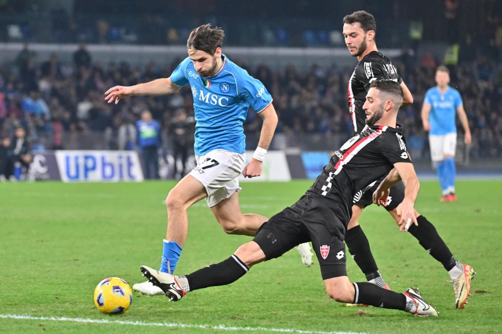 Chwicza Chwaracchelia w rywalizacji z piłkarzami AC Monzy Chwicza Chwaracchelia w rywalizacji z piłkarzami AC Monzy