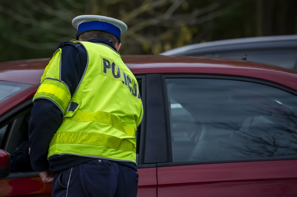 Policjanci zatrzymują samochody do kontroli i sprawdzają m.in. wyposażenie auta