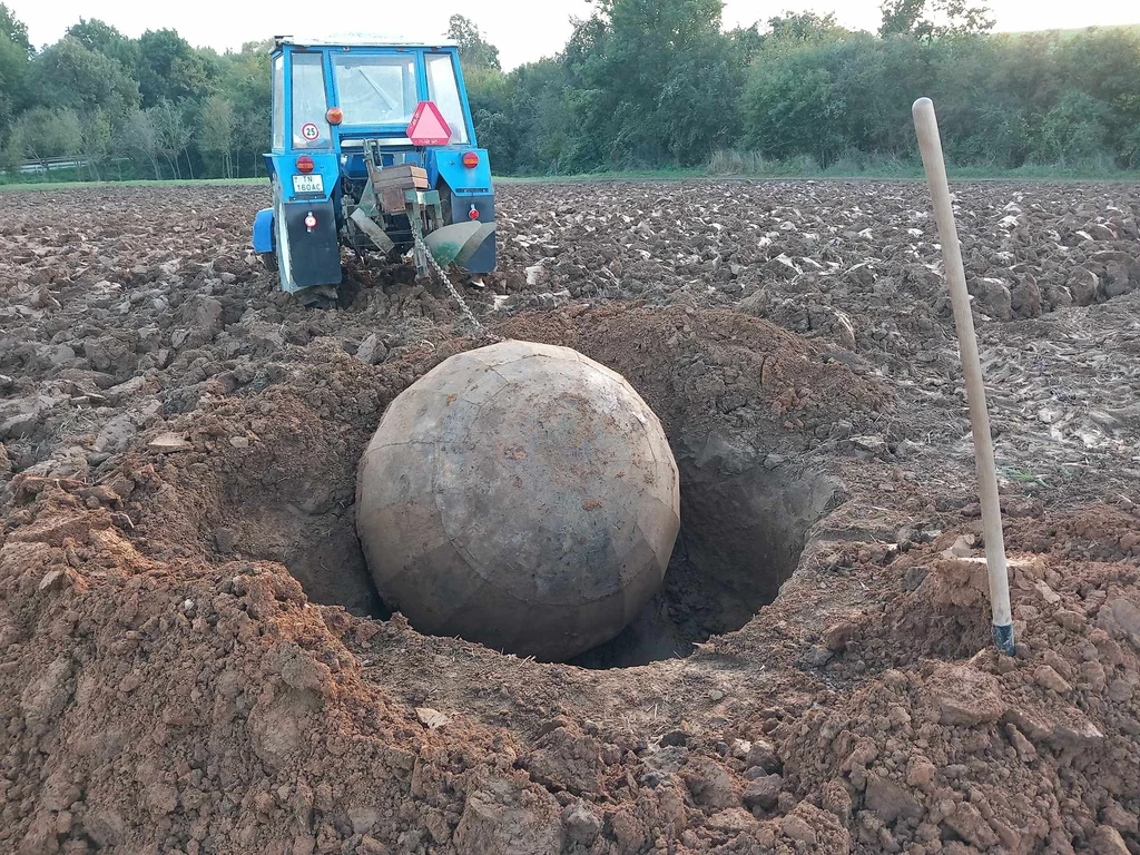 Słowacja. Niezwykłe znalezisko w polu. To obiekt z czasów II wojny światowej Słowacja. Niezwykłe znalezisko w polu. To obiekt z czasów II wojny światowej