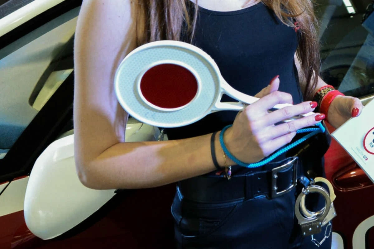 Poza terenem zabudowanym polecenie zatrzymania do kontroli może wydać tylko policjant w mundurze Poza terenem zabudowanym polecenie zatrzymania do kontroli może wydać tylko policjant w mundurze