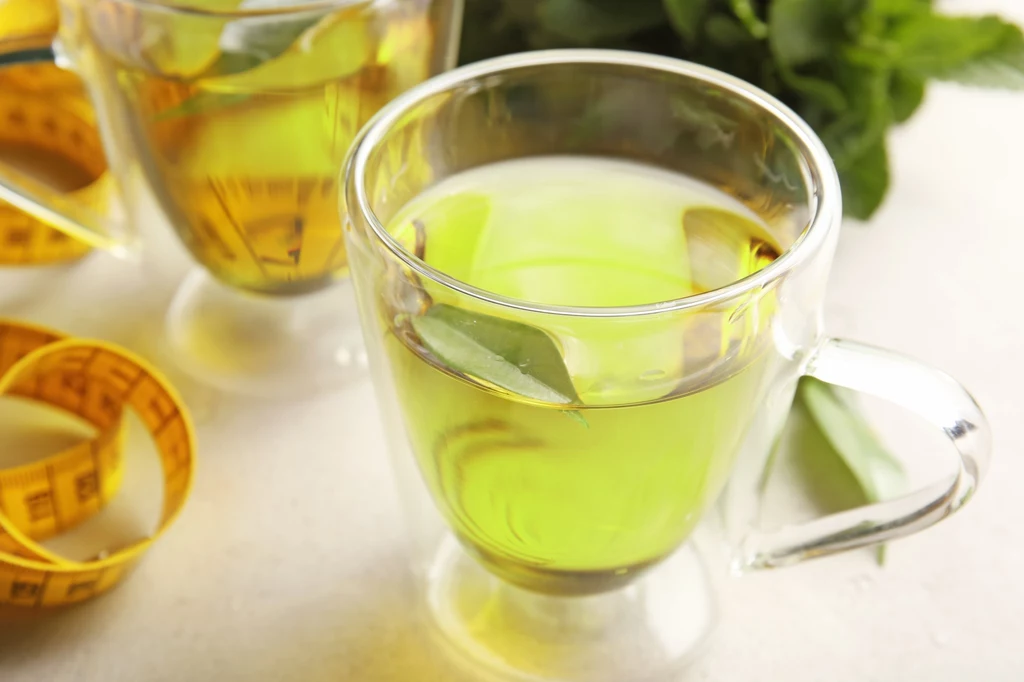 Zielona herbata, napar z rumianku lub z serdecznika — te napoje warto włączyć do codziennej diety 