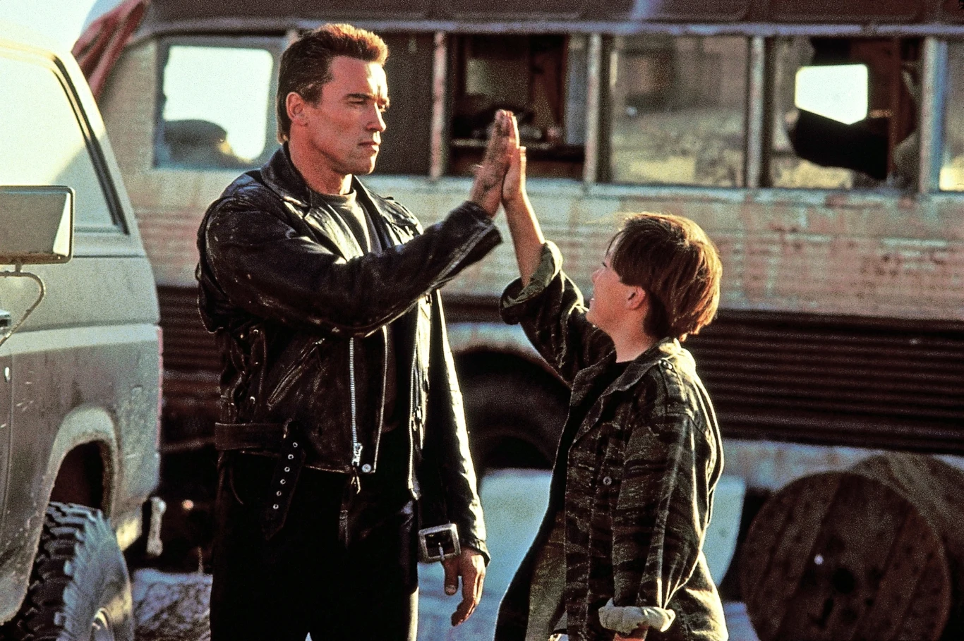 Arnold Schwarzenegger i Edward Furlong w filmie "Terminator 2: Dzień sądu"