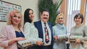 Polityk chciał wynagrodzić urzędniczki. Jako premię otrzymały jajka