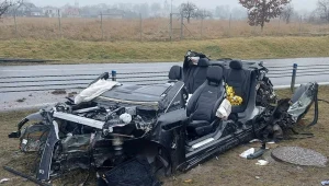 Elektryczny mercedes został praktycznie doszczętnie zniszczony