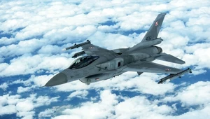 Myśliwce F-16 nad Polską. Towarzyszył im gigant