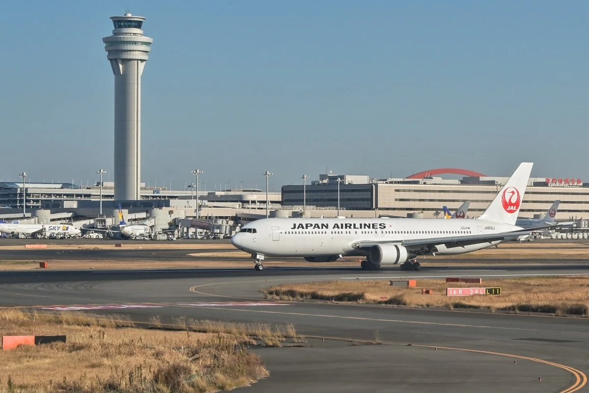 Samolot linii lotniczych Japan Airlines miał wylądować na lotnisku Haneda, jednak lot odwołano.