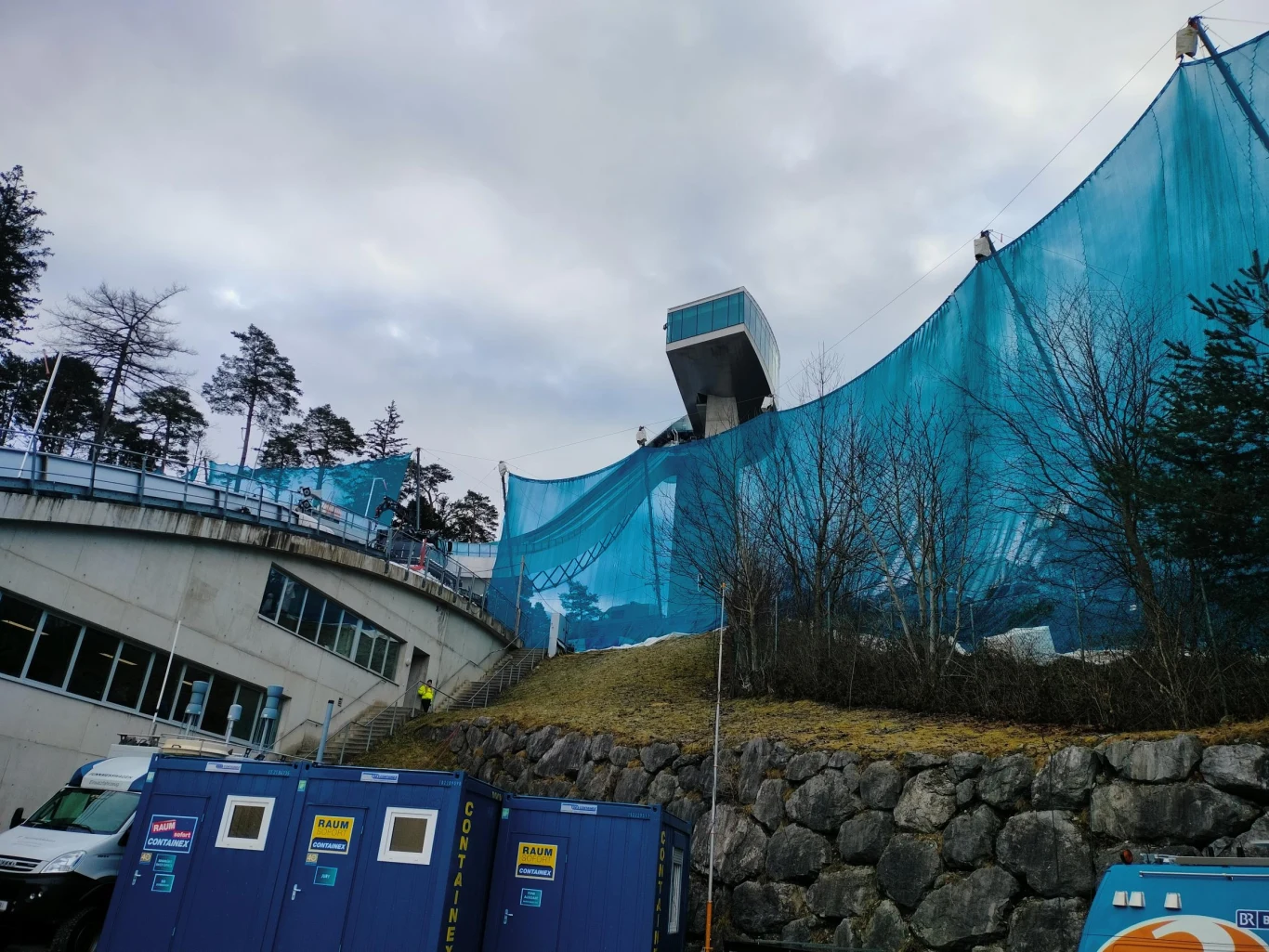 Na wszelki wypadek na skoczni w Innsbrucku rozciągnięto siatki Na wszelki wypadek na skoczni w Innsbrucku rozciągnięto siatki