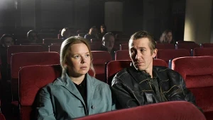 "Opadające liście": Piękno milczenia i pojedynczych spojrzeń [recenzja]