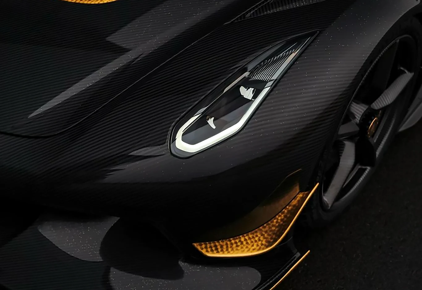 Poprosił o karoserię pokrytą 24-karatowym złotem. Klient nasz pan / Fot. koenigsegg@Instagram Poprosił o karoserię pokrytą 24-karatowym złotem. Klient nasz pan / Fot. koenigsegg@Instagram