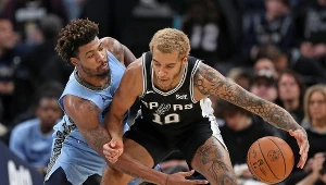 Jeremy Sochan (z piłką)