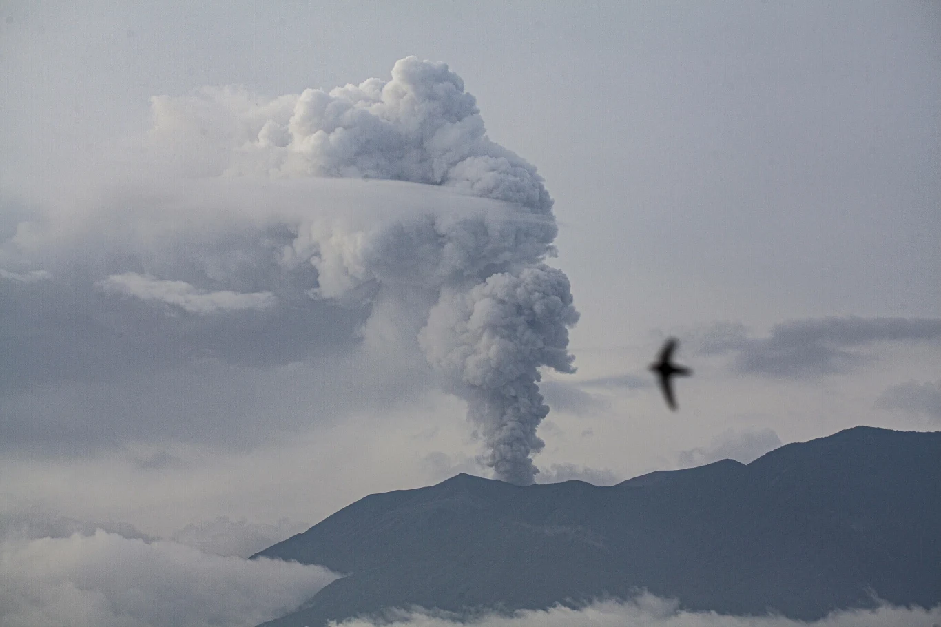 Dymiący Marapi na początku stycznia 2024 r.