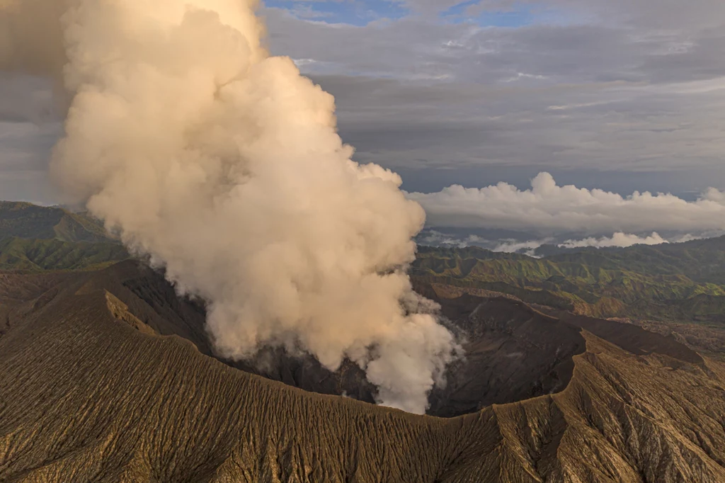 W środę rano doszło do erupcji wulkanu Dukono w Indonezji. Czynny wulkan w 2019 r. z aparatem odwiedził fotograf Vernon Deck