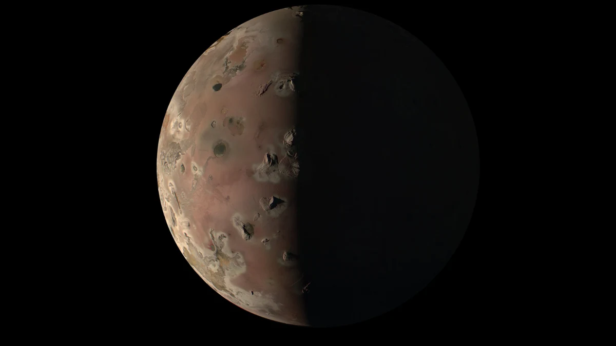 Księżyc Io to najbardziej wulkaniczny obiekt Układu Słonecznego Księżyc Io to najbardziej wulkaniczny obiekt Układu Słonecznego